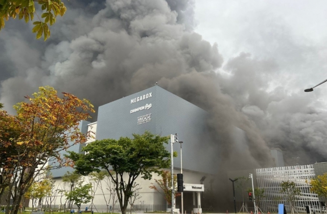 지난 9월 26일 오전 대전 현대아울렛에서 불이나 8명의 사상자가 발생했다. 사진은 화재 초기 검은 연기가 치솟는 모습이다. 연합뉴스 캡처