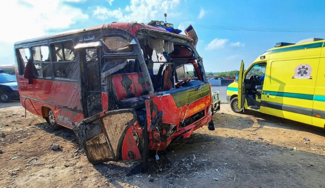 12일(현지시간) 이집트 다카리야주 도로에서 나일강으로 추락한 버스가 인양된 모습이다. AFT 연합뉴스