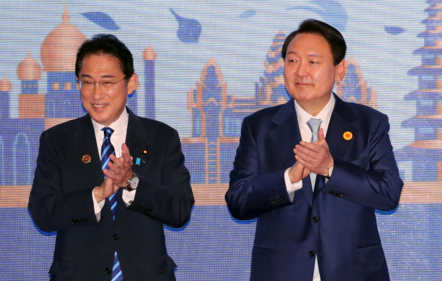 윤석열 대통령이 12일(현지 시간) 오전 캄보디아 프놈펜의 한 호텔에서 열린 동남아국가연합(ASEAN·아세안)+3(한중일) 정상회의에 참석해 기시다 후미오 일본 총리와 기념 촬영을 하고 있다./연합뉴스