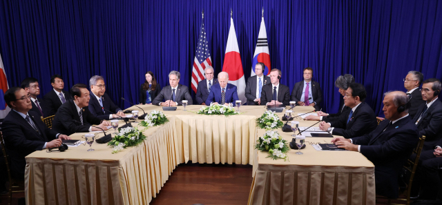 윤석열 대통령이 13일(현지 시간) 캄보디아 프놈펜의 한 호텔에서 열린 한미일정상회담에서 조 바이든 미국 대통령, 기시다 후미오 일본 총리와 대화하고 있다. 연합뉴스