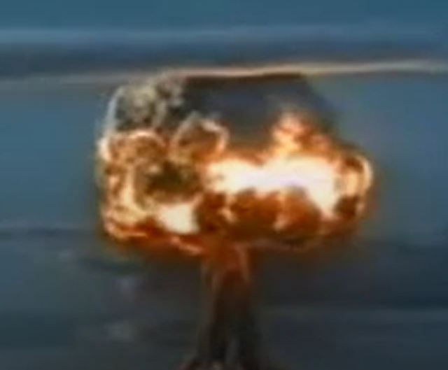소련이 1953년 8월 12일 현재의 카자흐스탄 지역에 해당하는 곳에서 실시한 최초의 수속폭탄 실험 장면. 약 400kt규모의 폭발로 발생한 화염이 버섯형태의 구름과 함께 치솟고 있다. 유튜브 화면 캡처