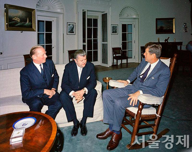 존 F. 케네디(오른쪽) 미국 대통령이 1962년 12월 4일 덴마크 외무장관 (가운데) 등과 함께 핵무기 사용에 관해 의견을 나누고 있다. 그는 대통령이 핵무기 사용결정권한을 갖는 것에 대해 비판적 입장이었던 것으로 전해진다. 사진제공=존 F. 케네디 대통령 도서관