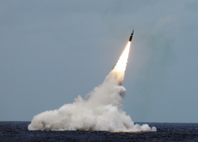 미국의 잠수함발사탄도미사일(SLBM)인 ‘트라이던트 2 D5’가 수중에서 잠수함을 통해 발사되고 있다. 해당 미사일에는 유사시 전술핵 핵탄두 등이 탑재될 수 있다. 사진 제공=미 해군
