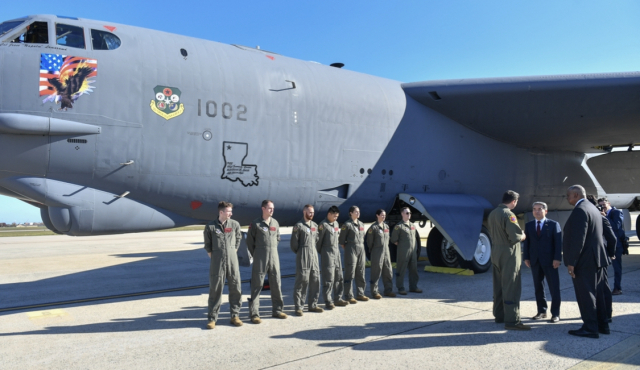 이종섭(오른쪽 두번째) 국방부 장관과 오스틴(〃 첫번째) 미국 국방장관이 3일(현지시간) 미국 메릴랜드주 소재 앤드루스(Andrews) 공군기지를 방문, 전략폭격기인 B-52와 B-1B의 능력과 작전운용에 대해 브리핑 받고 있다. 사진제공=국방부