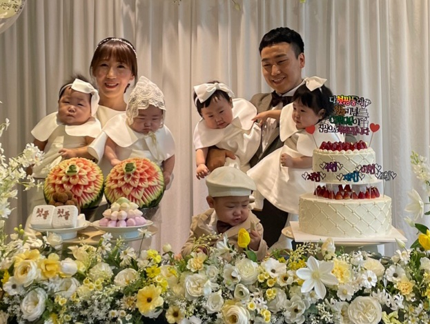 국내에서 34년만에 다섯쌍둥이를 출산한 김진수·서혜정 부부와 그 자녀들이 빕스 마산롯데마트점에서 열린 돌잔치에서 기념촬영을 하고 있다. 사진 제공=CJ푸드빌