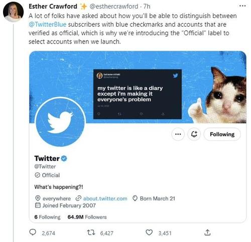 트위터 상품관리 담당 임원 에스터 크로퍼드가 계정에 올린 글과 사진. 트위터 파란색 체크(blue check) 표시 아래 회색 ‘공식(official)’ 표시가 돼 있다. 트위터 캡처