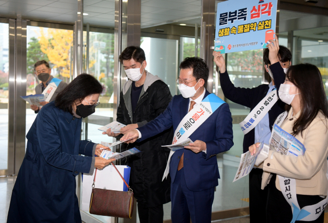 광주광역시 상수도사업본부는 14일 시청 로비와 시청 앞 사거리에서 가뭄의 심각성을 알리고, 시민 1인당 20% 물 절약 실천을 호소하는 캠페인을 전개했다. 사진 제공=광주시