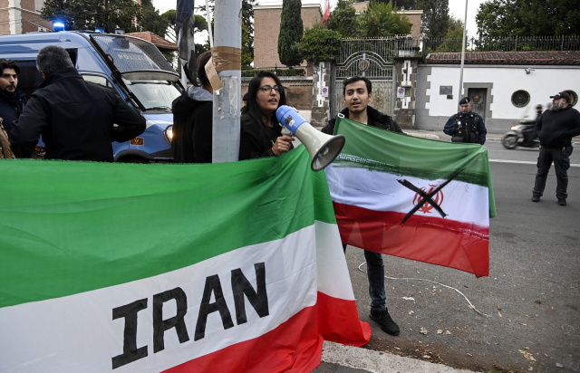 12일(현지 시간) 이탈리아 로마에 있는 이란 대사관 앞에서 시위대가 이란 여성의 권리 보장을 촉구하고 있다. EPA연합뉴스
