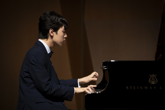 피아니스트 이혁이 피아노를 연주하고 있다. 연합뉴스