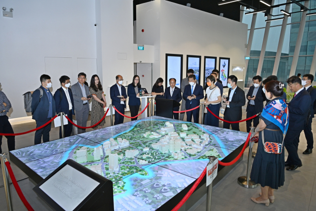 김천시 투자유치단이 싱가포르에서 지방산업단지 4단계 조성계획을 설명하고 있다.