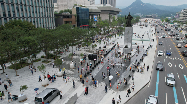 광화문광장이 재개장 직후인 8월 7일 많은 시민들로 붐비고 있다. 권욱 기자