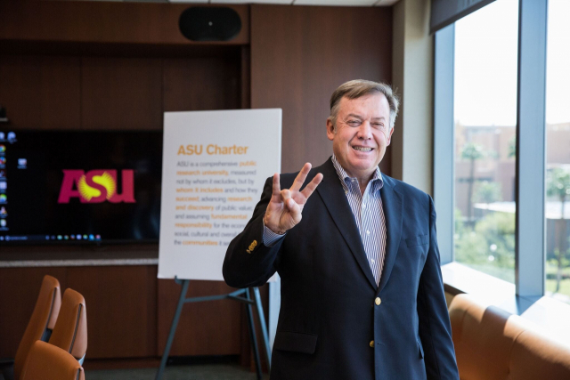 마이클 크로 애리조나주립대(ASU) 총장이 손가락으로 대학 정신을 상징하는 쇠스랑(pitchfork) 모양을 만들어 보이고 있다. 크로 총장은 20년째 재직하면서 ASU를 미국에서 가장 혁신적인 대학으로 탈바꿈시켰다. ASU 홈페이지