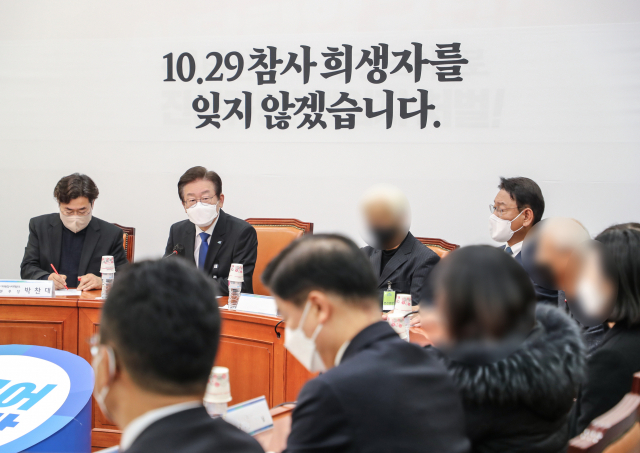 이재명 더불어민주당 대표가 14일 국회 당대표회의실에서 이태원 참사 유가족과 비공개 간담회를 하고 있다. / 더불어민주당 제공