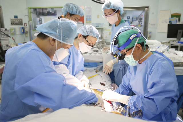 서울아산병원 장기이식센터 간이식팀이 8000번째 간이식 수술을 시행하고 있다. 오른쪽 첫 번째가 간이식 간담도외과 이승규 석좌교수. 사진 제공=서울아산병원