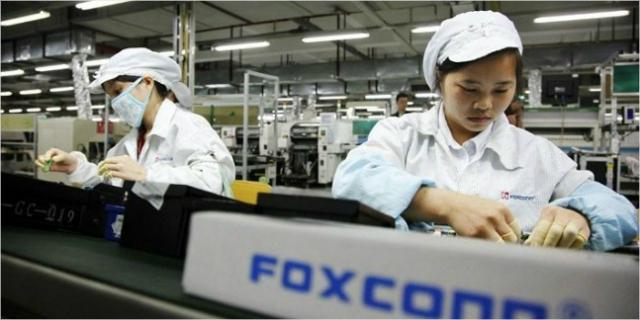 애플의 최대 위탁 생산 업체인 대만 폭스콘의 중국 생산 공장에서 근로자들이 제품을 조립하고 있다. 애플은 신형 스마트폰인 ‘아이폰14’의 일부 물량을 인도와 베트남에서 생산하기로 했다. 연합뉴스