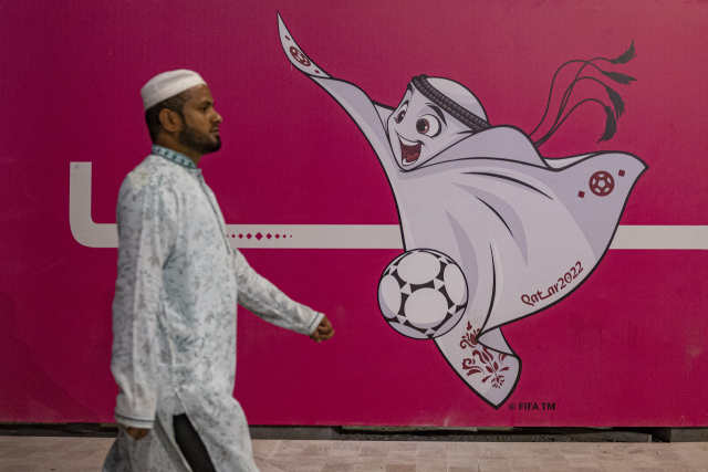 13일(현지 시간) 카타르 도하에서 한 시민이 2022 카타르 월드컵 마스코트 ‘라이브(La'eeb)’ 앞을 지나가고 있다. 로이터연합뉴스