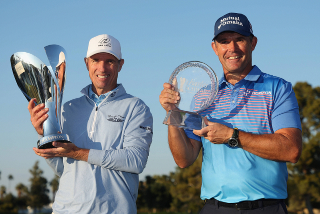 14일 PGA 챔피언스 투어 2022시즌 챔피언에 오른 스티븐 알커(왼쪽)가 최종전 우승자 파드리그 해링턴과 포즈를 취하고 있다. AFP연합뉴스