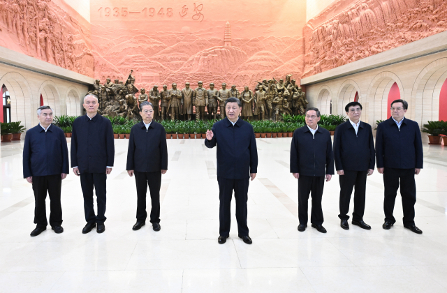 시진핑(가운데) 국가주석과 정치국 상무위원들. /신화연합뉴스