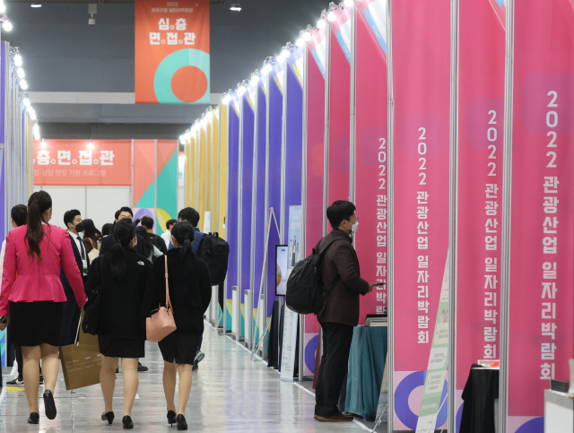 지난 8일 서울 서초구 양재동 aT센터에서 열린 2022 관광산업 일자리박람회에서 구직자들이 참가업체 부스를 둘러보고 있다. 연합뉴스
