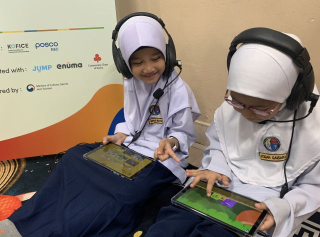 플라우인다 초등학생들이 기증된 태블릿으로 즐겁게 학습하고 있다. 사진 제공=한국국제문화교류진흥원