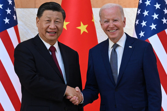 조 바이든 미국 대통령(오른쪽)이 14일(현지시간) 인도네시아 발리에서 미중 첫 대면 정상회담을 열고 시진핑 중국 국가주석과 악수하고 있다. /로이터연합뉴스