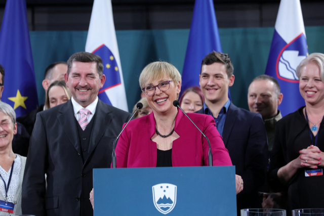 13일(현지 시간) 슬로베니아 대선 결선투표에서 승리한 나타샤 피르츠무사르(가운데) 무소속 후보가 수도 류블랴나에서 기자회견을 하며 활짝 웃고 있다. 로이터연합뉴스