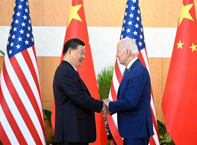 시진핑(왼쪽) 중국 국가주석이 14일 조 바이든 미국 대통령과 인도네시아 발리의 물리아 호텔에서 만나 악수를 나누고 있다. 연합뉴스