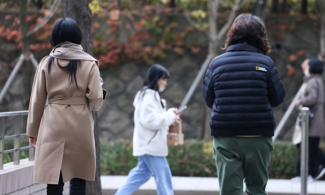 기온이 다시 내림세에 접어든 3일 서울 광화문광장 일대에 시민들이 두꺼운 옷차림으로 발걸음을 재촉하고 있다. 연합뉴스