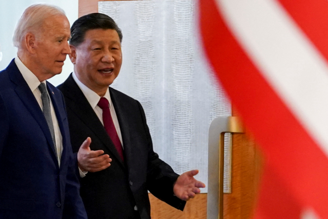 조 바이든 미국 대통령이 14일(현지시간) 인도네시아 발리에서 열린 주요 20개국(G20) 정상회의에서 시진핑 중국 국가주석을 만나고 있다. 17차 G20 정상회의는 오는 15일부터 16일까지 이틀간 발리에서 열린다. /연합뉴스