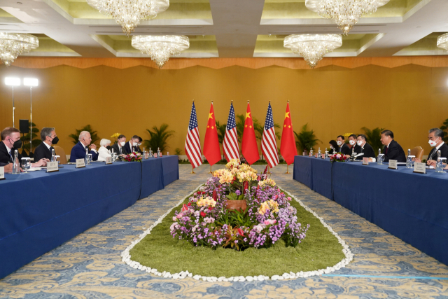 조 바이든 미국 대통령(왼쪽)과 시진핑 중국 국가주석이 14일(현지시간) 인도네시아 발리에서 열린 주요 20개국(G20) 정상회의에서 대화하고 있다. 17차 G20 정상회의는 오는 15일부터 16일까지 이틀간 발리에서 열린다./연합뉴스