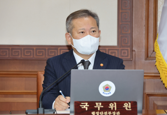 이상민 행정안전부 장관이 14일 정부서울청사에서 열린 국무회의에 참석하고 있다. 연합뉴스