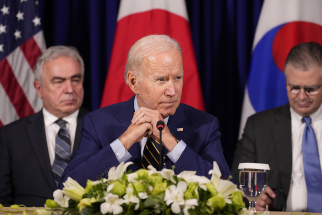 조 바이든(가운데) 미국 대통령이 13일(현지 시간) 캄보디아 프놈펜에서 동남아국가연합(ASEAN·아세안) 정상회의를 계기로 열린 한미일정상회담에서 윤석열 대통령과 기시다 후미오 일본 총리를 만나고 있다. 연합뉴스