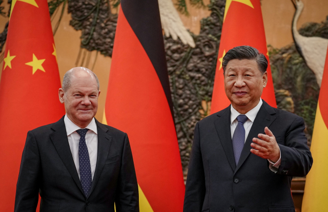 올라프 숄츠 독일 총리(왼쪽)가 4일 중국 베이징 인민대회당에서 시진핑 국가주석을 만나고 있다. 연합뉴스