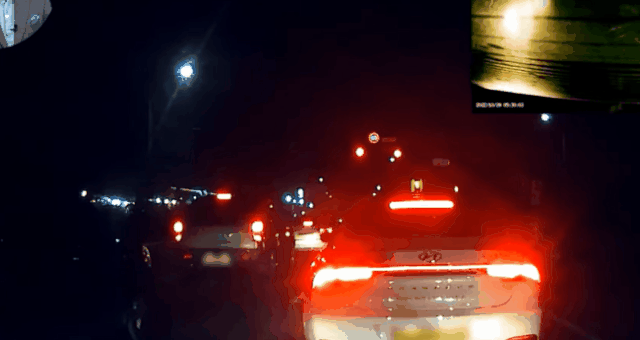 지난달 28일 경기 고양시 한 도로에서 오토바이 음주운전자가 차량에 충돌하는 모습이 담긴 블랙박스 영상. 유튜브 '한문철 TV' 영상 갈무리