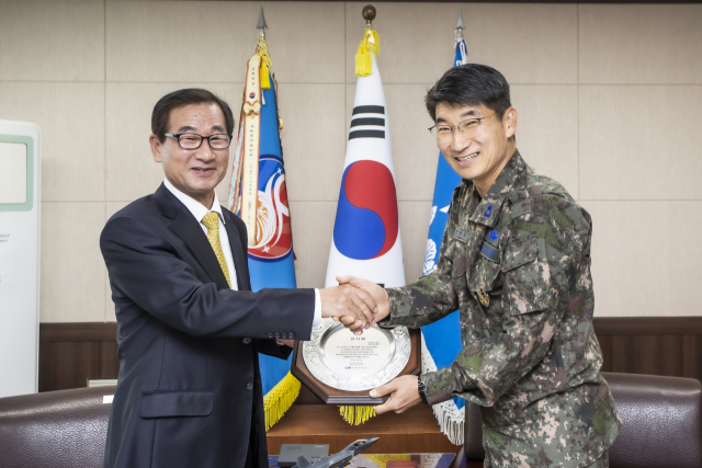 강구영(왼쪽) 한국항공우주산업(KAI) 사장이 14일 이형동 공군 제8전투비행단 단장에게 감사패를 전달하고 있다. 사진 제공=KAI