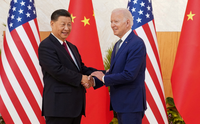 시진핑(왼쪽) 중국 국가주석이 14일 인도네시아 발리에서 조 바이든 미국 대통령과 주요 20개국(G20) 정상회의를 계기로 만나 악수하고 있다. 연합뉴스