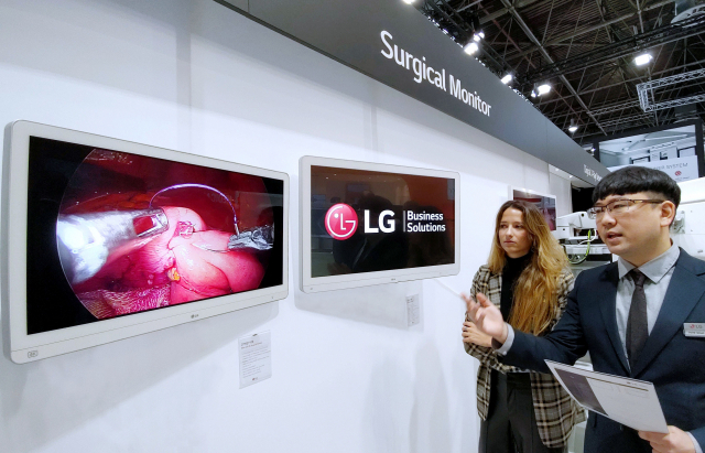 LG전자 관계자가 독일 뒤셀도르프에서 열린 의료기기 박람회 '메디카 2022'에서 LG전자 의료용 모니터 가운데 최초로 미니 LED를 적용한 수술용 모니터 신제품을 관람객에게 소개하고 있다. 사진 제공=LG전자