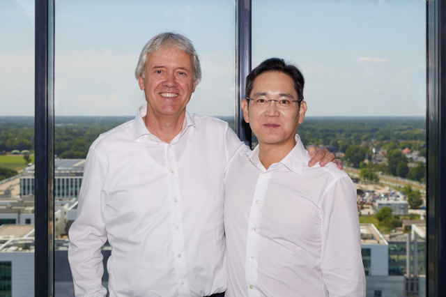 이재용(오른쪽) 삼성전자 회장이 지난 6월 유럽 출장 중 ASML 네덜란드 본사를 방문해 페터르 베닝크 ASML CEO와 만나 기념촬영했다. 사진제공=삼성전자