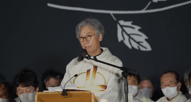 천주교 정의구현전국사제단 김영식 대표신부가 14일 이태원 참사 추모 미사에서 희생자 155명의 이름을 호명하고 있다. 천주교 정의구현전국사제단 유튜브 캡처