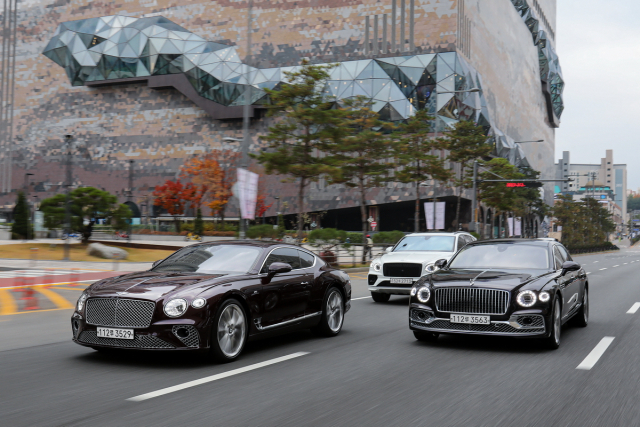영국 벤틀리모터스의 한국 공식 딜러 벤틀리 서울이 오는 20일까지 갤러리아 광교에서 고객 시승 및 전시 행사 'Extraordinary Day with Bentley in Galleria Gwanggyo'를 진행한다고 15일 밝혔다. 사진은 벤틀리 서울 시승·전시 행사./벤틀리모터스코리아 제공