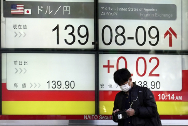 일본 도쿄 시내의 대형 화면에 엔달러 환율이 표시되고 있다. AP연합뉴스