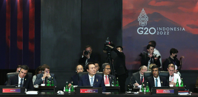 윤석열 대통령이 15일(현지 시간) 인도네시아 발리 캠핀스키호텔에서 열린 주요 20개국(G20) 정상회의 첫 번째 세션(식량·에너지 안보)에 참석하고 있다. 연합뉴스