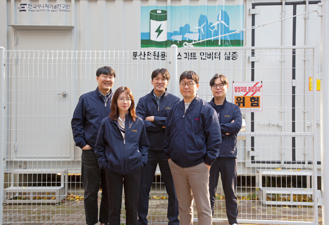 한국에너지기술연구원 에너지ICT융합연구단 연구진이 실증중인 스마트 인버터 시스템 앞에서 단체사진을 찍고 있다. 사진제공=한국에너지기술연구원