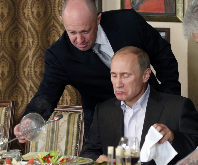 예브게니 프리고진(왼쪽)과 블라디미르 푸틴 러시아 대통령(오른쪽). AP연합뉴스