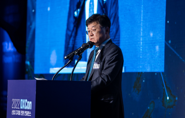 한국무역협회가 15일 삼성동 코엑스에서 개최한 ‘2022 덱스콘(DXCon) 산업 디지털 전환 컨퍼런스’에서 정만기 무역협회 부회장이 환영사를 하고 있다. 사진제공=무협