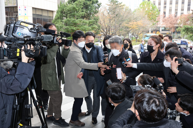 핼러윈 축제 위험을 알리는 경찰 보고서가 삭제됐다는 의혹과 관련해 용산경찰서 전 정보과장 김 모 경정이 15일 오후 서울 마포구 경찰청 특별수사본부로 들어서고 있다. 연합뉴스