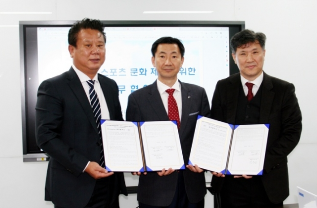 사진은 김종상(가운데) KCL 환경본부장과 한국체육시설안전관리협회의 안을섭(왼쪽), 고재곤 공동회장. 사진제공=KCL