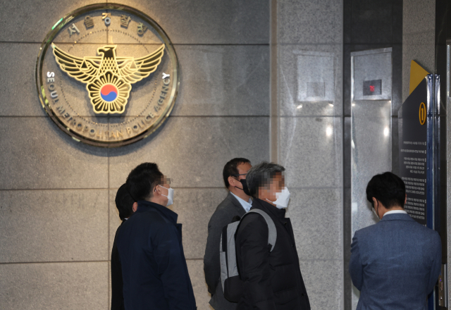 핼러윈 기간 위험분석 보고서가 삭제됐다는 의혹과 관련해 전 용산경찰서 정보과장 김모 경정이 15일 오후 조사받기 위해 서울 마포구 경찰청 이태원 사고 특별수사본부(특수본)로 들어서고 있다. 연합뉴스