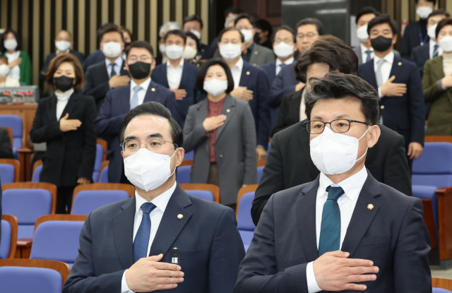 박홍근 더불어민주당 원내대표와 의원들이 15일 서울 여의도 국회에서 열린 정책의원총회에서 국기에 대한 경례를 하고 있다. /성형주 기자