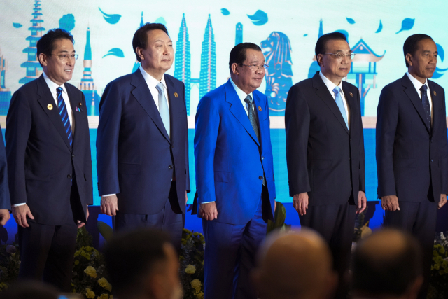캄보디아 프놈펜에서 열린 아세안+3 정상회의에서 12일(현지시간) 기시다 후미오(왼쪽부터) 일본 총리, 윤석열 대통령, 훈센 캄보디아 총리, 리커창 중국 총리, 조코 위도도 인도네시아 대통령이 사진 촬영을 하고 있다. AP연합뉴스